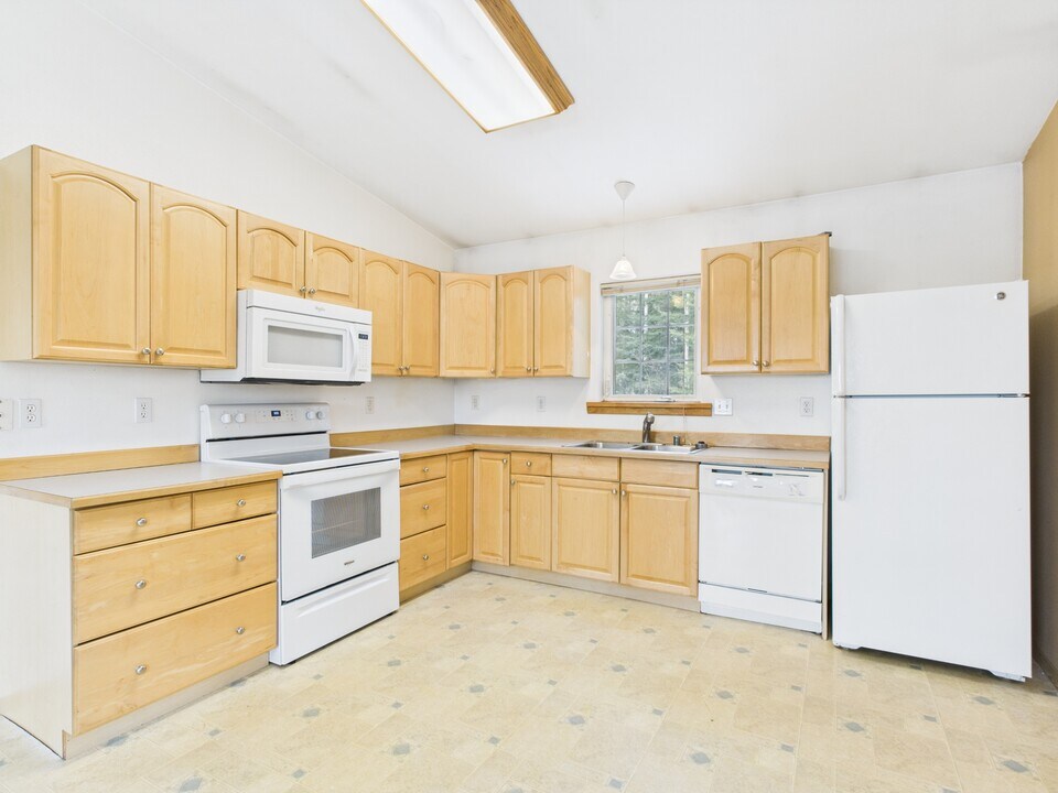 955 Pickering Dr in Fairbanks, AK - Building Photo