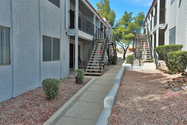 Mountain Lakes Apartments in Tucson, AZ - Building Photo - Building Photo