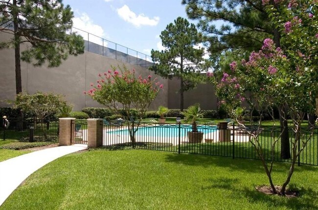 651 Bering Dr in Houston, TX - Building Photo - Building Photo