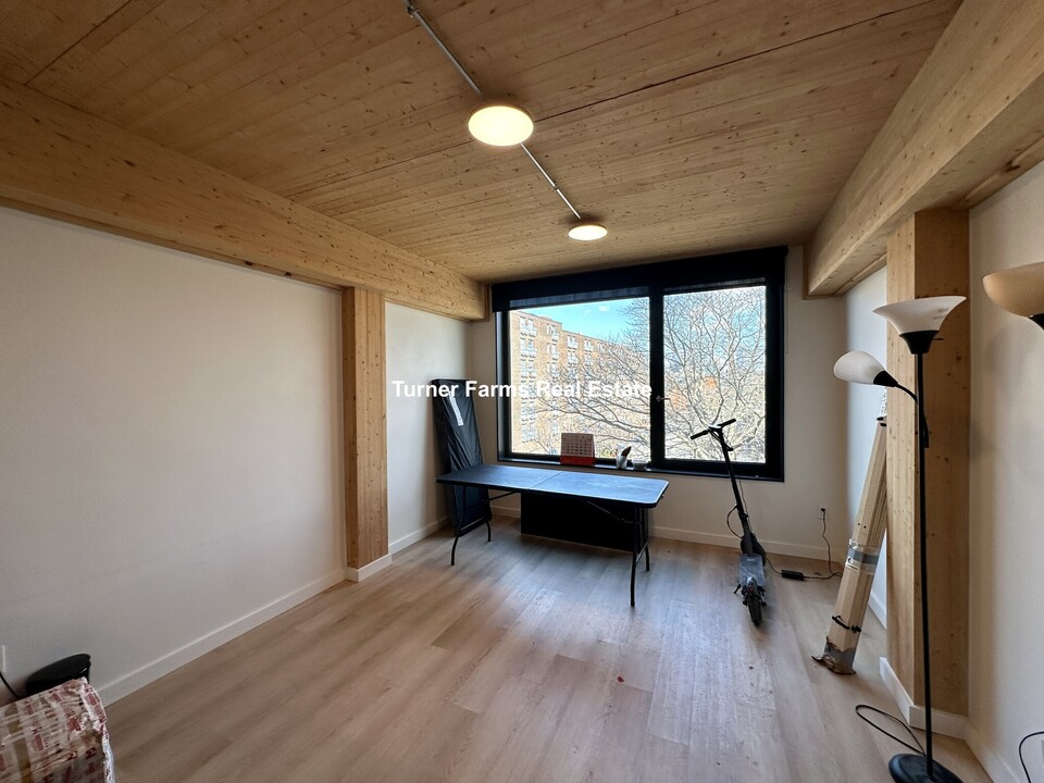 1 E Lenox St, Unit 405 in Boston, MA - Building Photo