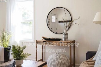 9048 SE Alder St in Portland, OR - Building Photo - Building Photo