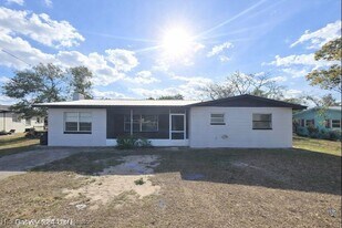 2223 Croydon Rd in Sebring, FL - Building Photo