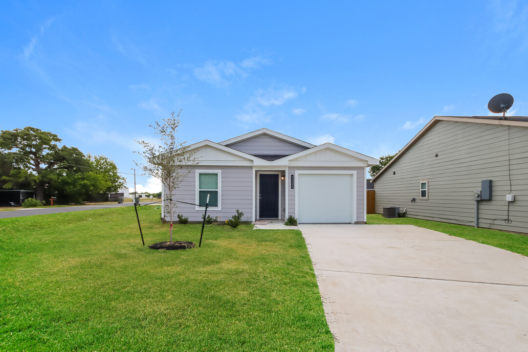 1124 Alice St in Bryan, TX - Building Photo