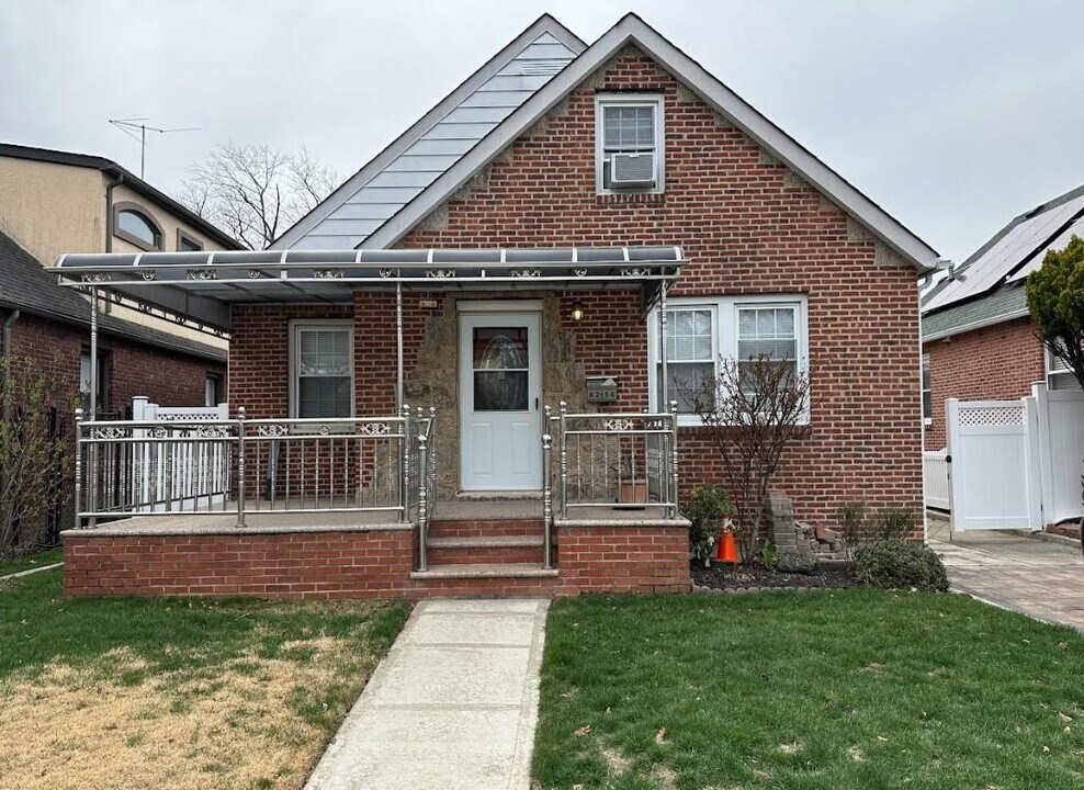 82-56 257th St in Queens, NY - Building Photo