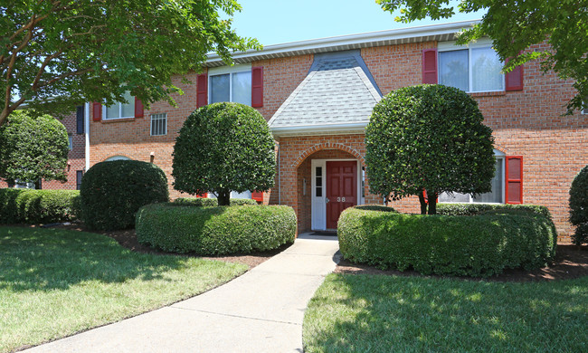 Riverlands Apartments in Newport News, VA - Foto de edificio - Building Photo