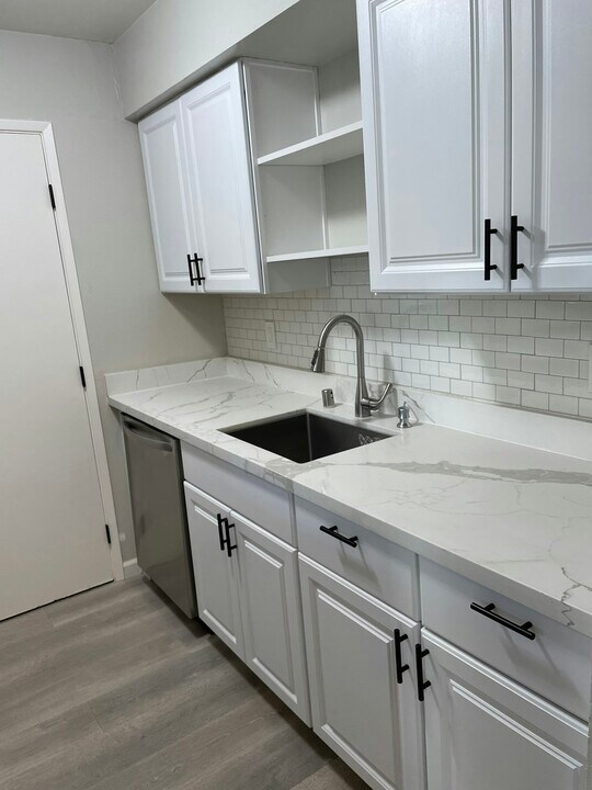 1061 Mohr Ln in Concord, CA - Building Photo