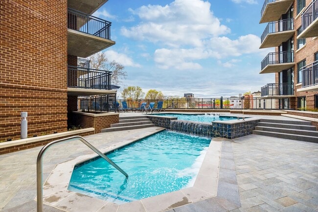 50 Florida Ave NE, Unit 501 in Washington, DC - Foto de edificio - Building Photo