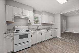 501 E 4th St in Springfield, GA - Building Photo