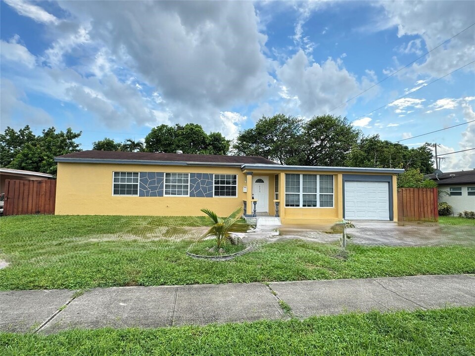 620 NW 186th St in Miami, FL - Building Photo