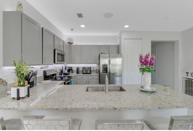 1010 Willow Pl in Riviera Beach, FL - Building Photo - Building Photo