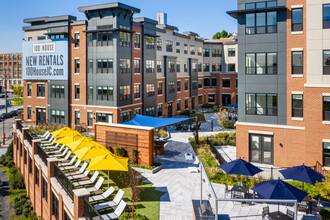 100 House in Jersey City, NJ - Foto de edificio - Building Photo