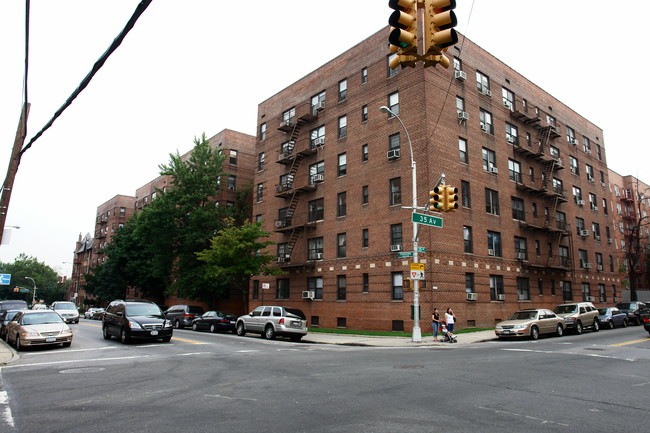 3415 Parsons Apartments in Flushing, NY - Foto de edificio - Building Photo