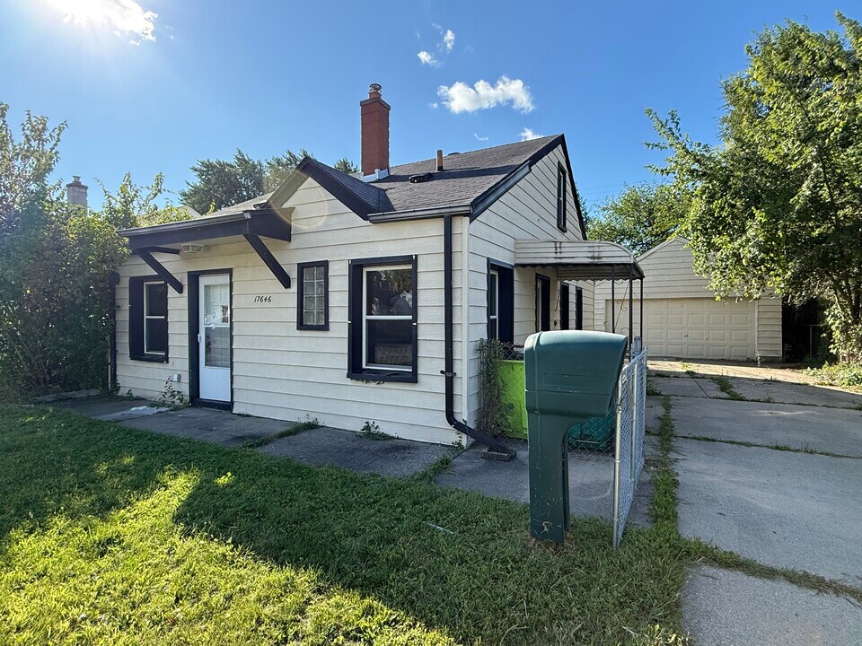 17646 Toepfer Dr in Eastpointe, MI - Building Photo