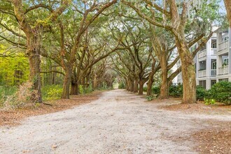 60 Fenwick Hall Allee in Johns Island, SC - Foto de edificio - Building Photo