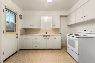 6610 E Burnside St in Portland, OR - Building Photo - Building Photo