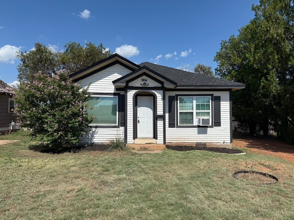 904 N Julian St in Altus, OK - Building Photo