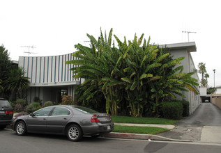 Markwell Gentry Apartments in Valley Village, CA - Foto de edificio - Building Photo