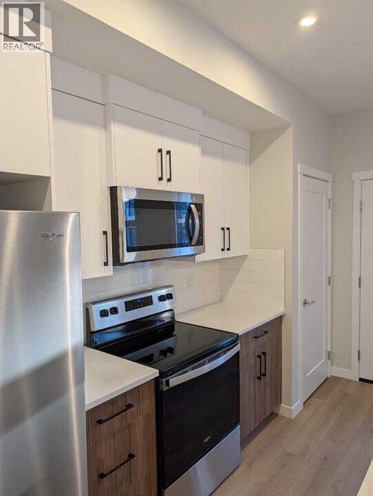 400 Belmont St SW in Calgary, AB - Building Photo