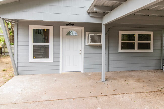 property at 1011 1/2 North Roberson St