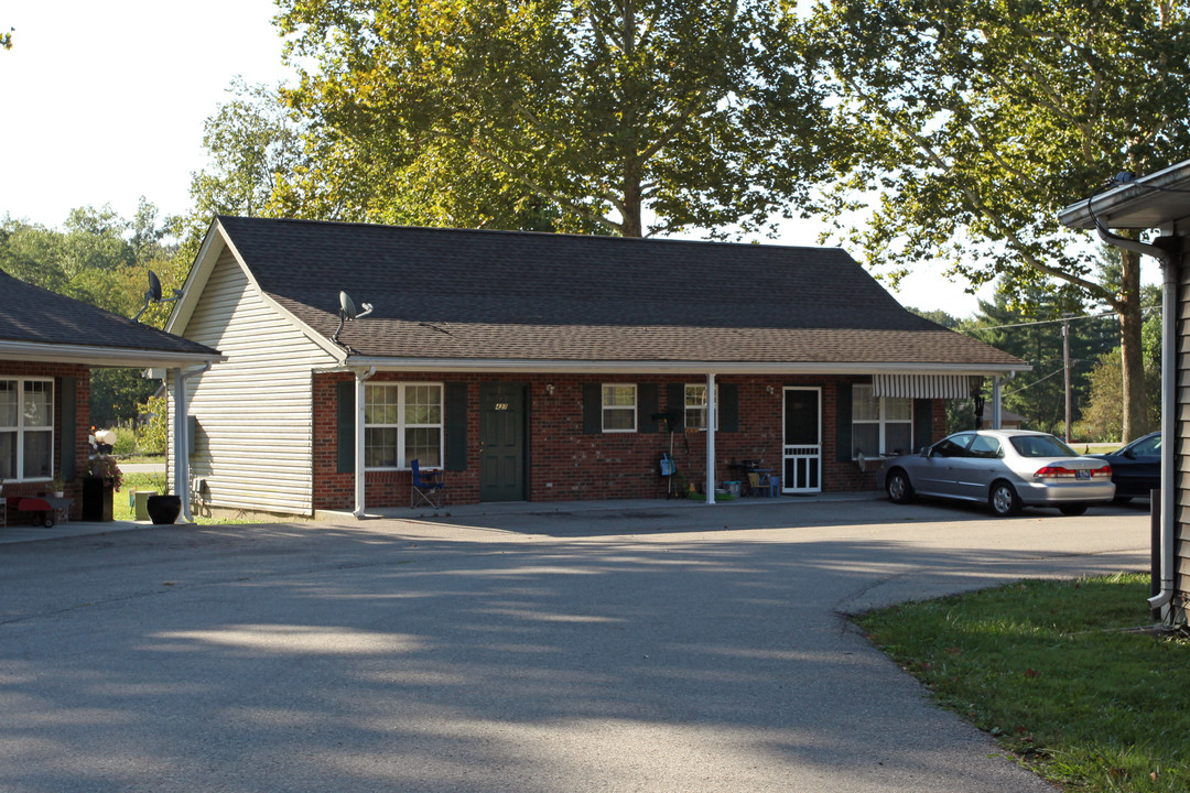 416 Ferguson St in Henryville, IN - Building Photo