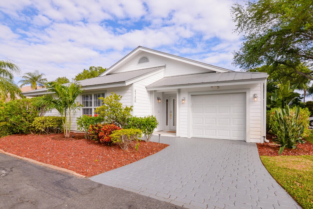 4140 NE Breakwater Dr in Jensen Beach, FL - Foto de edificio