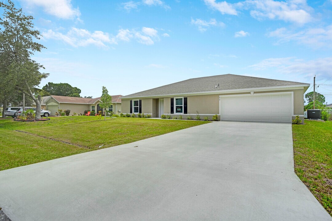 438 SW Meadow Terrace in Port St. Lucie, FL - Building Photo
