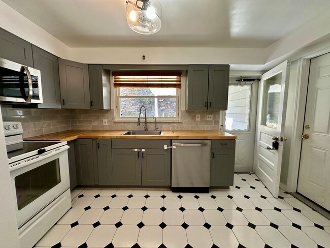 208 Bridge St in Presto, PA - Building Photo - Building Photo