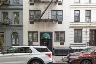 320 E 90th St in New York, NY - Building Photo - Building Photo