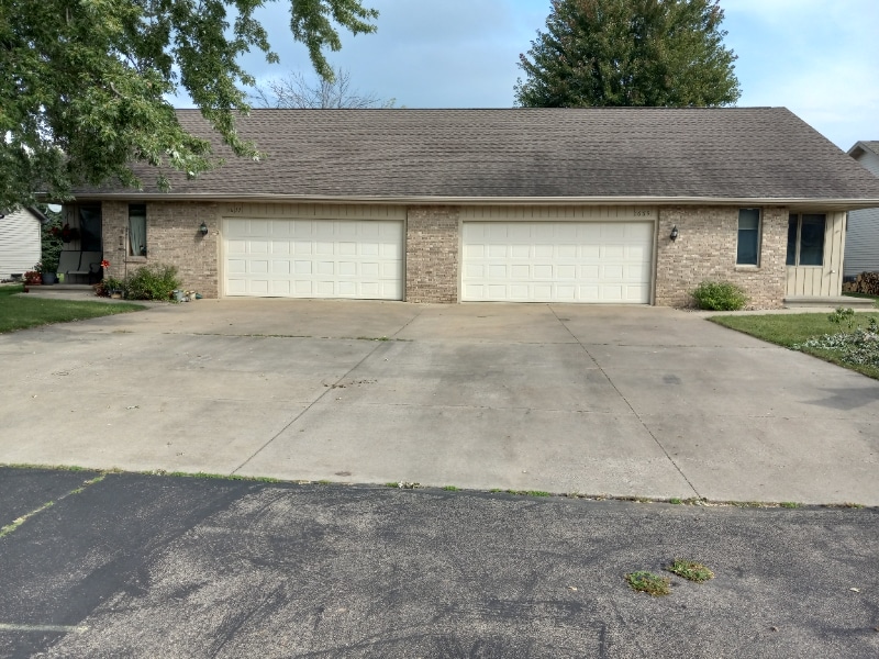 1675 Delta Dr in Neenah, WI - Foto de edificio