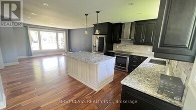 3082 Lindenlea Dr in Mississauga, ON - Building Photo - Building Photo