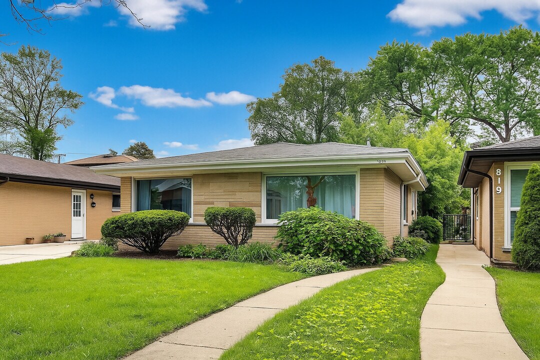 821 Long Rd in Glenview, IL - Building Photo