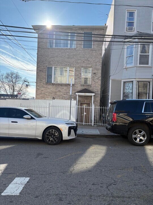 13 Union St in Jersey City, NJ - Building Photo