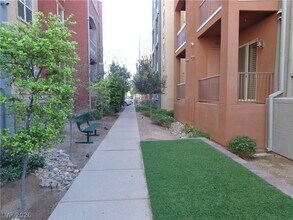 32 E Serene Ave in Las Vegas, NV - Building Photo - Building Photo