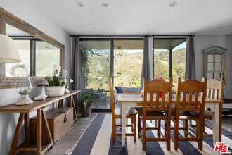 6200 Tapia Dr in Malibu, CA - Building Photo - Building Photo
