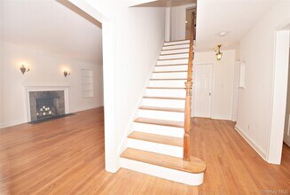 61 Kenwood Rd in Garden City, NY - Building Photo - Building Photo