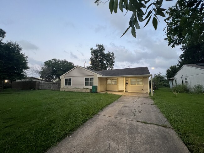 property at 317 Parkwood Dr