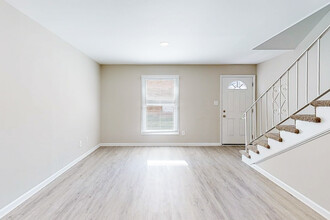 Ashby Gardens in Charlotte, NC - Building Photo - Interior Photo