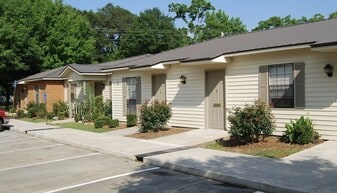 9 Camellia Dr in Brantley, AL - Building Photo