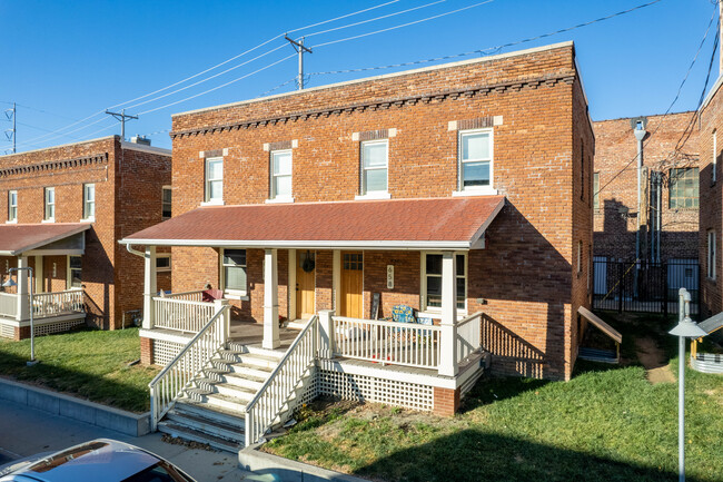 Travers Row Houses in Omaha, NE - Foto de edificio - Building Photo