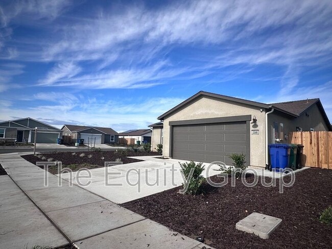 2268 Samuel St in Hanford, CA - Building Photo - Building Photo