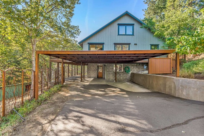970 Elkader St in Ashland, OR - Building Photo - Building Photo