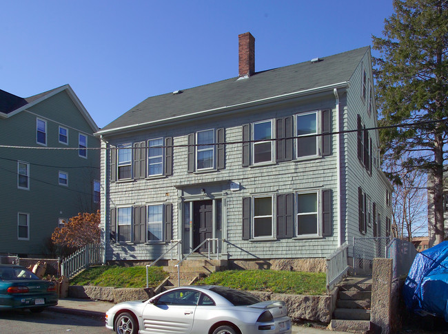 153 4th St in Fall River, MA - Foto de edificio - Building Photo