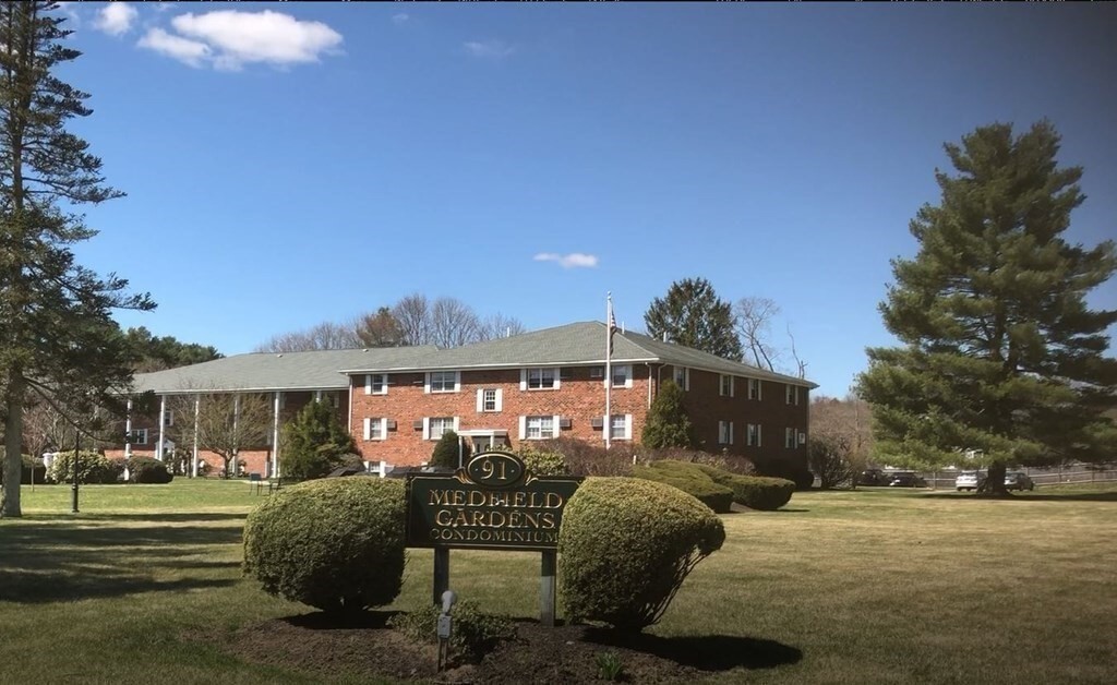 91 Pleasant St in Medfield, MA - Building Photo