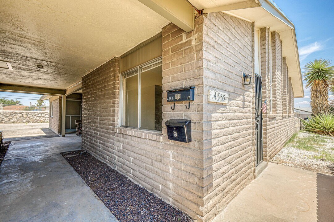 4555 Sun Valley Dr in El Paso, TX - Foto de edificio