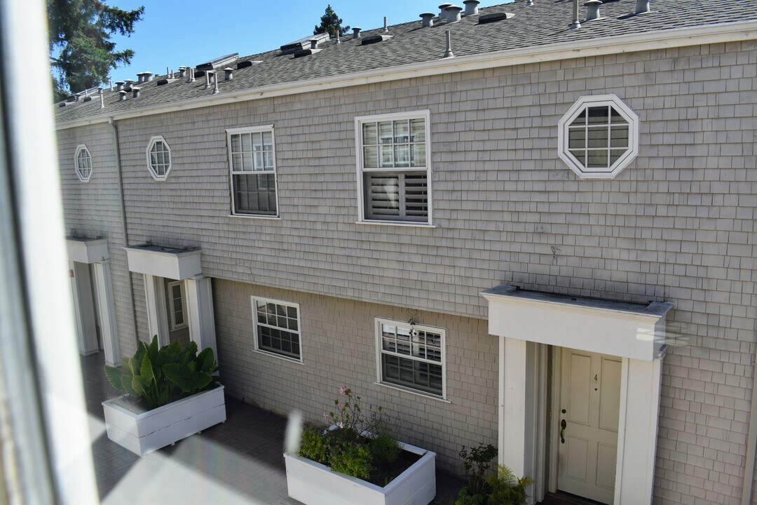 1555 Cherry St in San Carlos, CA - Building Photo
