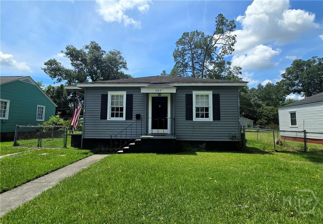 309 E 58th St in Savannah, GA - Building Photo