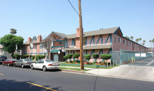 Royal Garden Apartments in Panorama City, CA - Building Photo - Building Photo