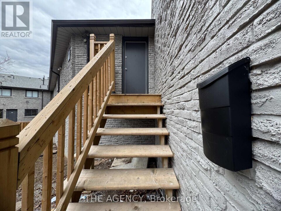 477-477 Dean Ave in Oshawa, ON - Building Photo