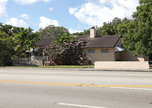 1560 S Le Jeune Rd in Miami, FL - Building Photo - Building Photo