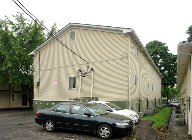 204 E Norwich Ave in Columbus, OH - Foto de edificio - Building Photo